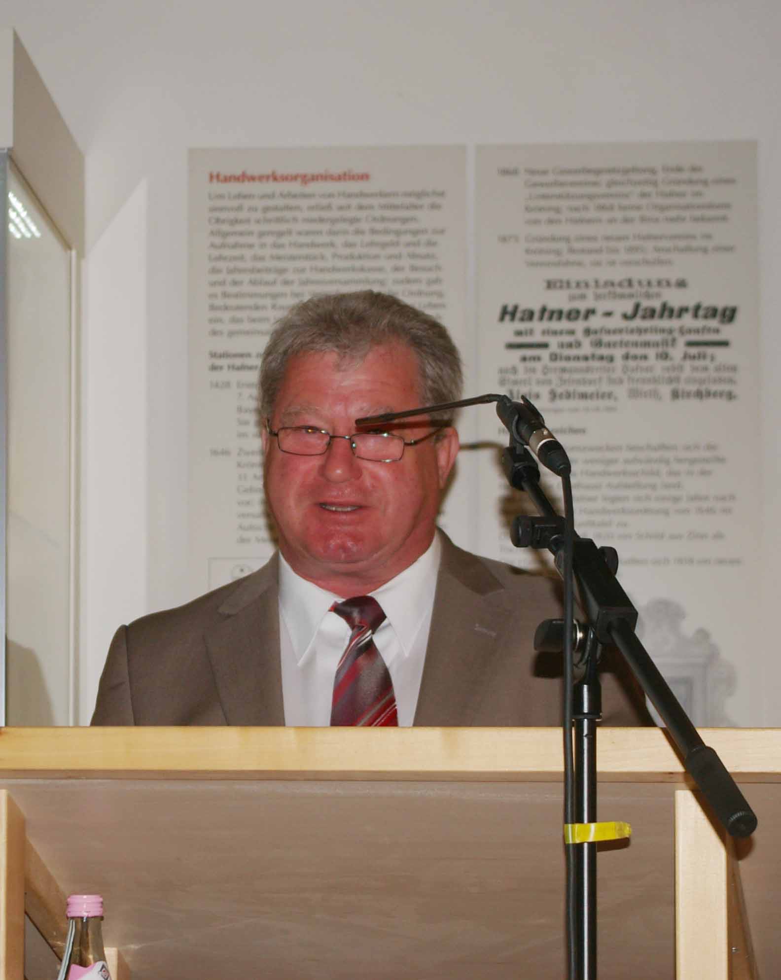 Zweiter Bürgermeister Johann Sarcher würdigt als Vertreter der Stadt Vilsbiburg den Wert der Sonderausstellung.