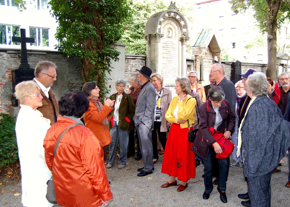 Stadtführerin Carmen Reinstädler (4. von links) wusste über die meisten Grabmäler interessante Geschichten zu erzählen.