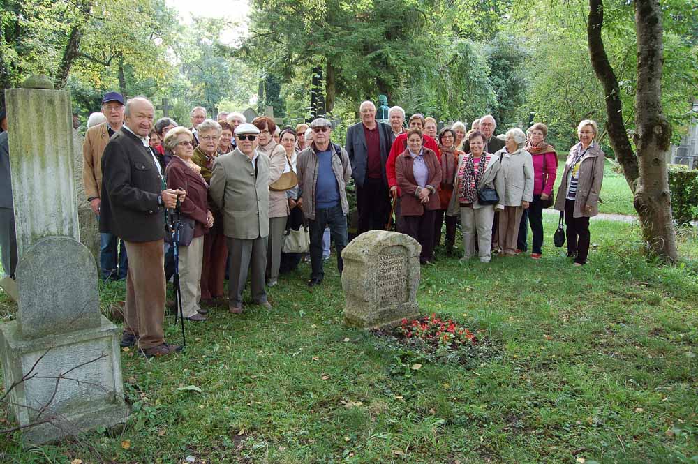 Natürlich wurde bei dem Besuch auf dem Friedhof auch die letzte Ruhestätte des in Haarbach geborenen Landschaftsmalers Eduard Schleich d. Ä. nicht ausgelassen.