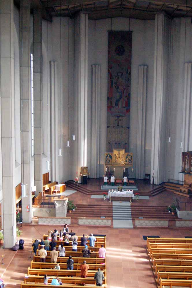 Ein Blick in das Kirchenschiff, das nach den Zerstörungen des II. Weltkrieges neu gestaltet wurde.