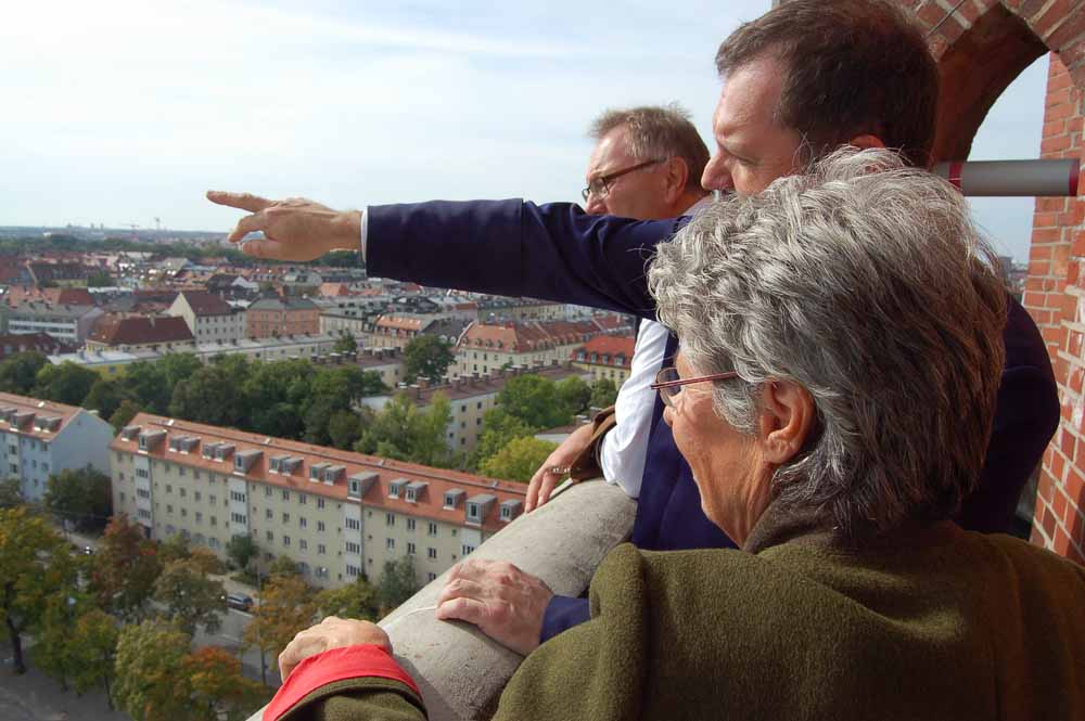 Die Teilnehmer der Heimatfahrt hatten auch die seltene Gelegenheit, den Blick von der obersten Plattform des Turmes über die Dächer der Stadt München zu genießen.