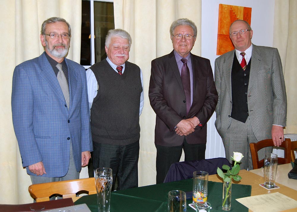 Die alte und neue Vorstandschaft des Heimatvereins mit (von links) Rudolf Stadtlöder, Rupert Sitter, Lambert Grasmann und Peter Barteit. Nicht anwesend, aber gleichfalls gewählt ist der stellvertretende Vorsitzende Günter Knaus.