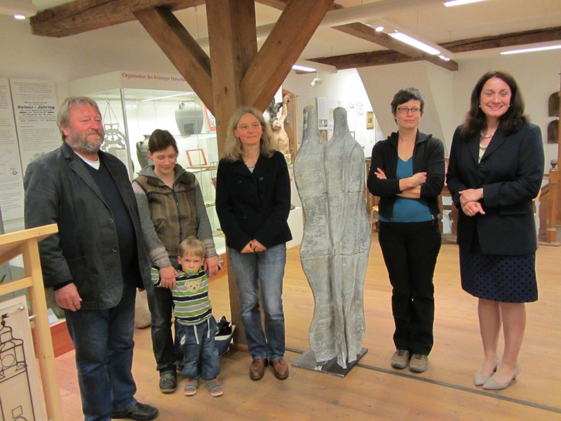Hubert Huber mit dem Künstlerinnen (von links) Sybille Regotta, Michaela Geissler und Judith Liphert Poschmann sowie Barbara Gahabka, der Organisatorin vom Kulturforum Vilsbiburg.