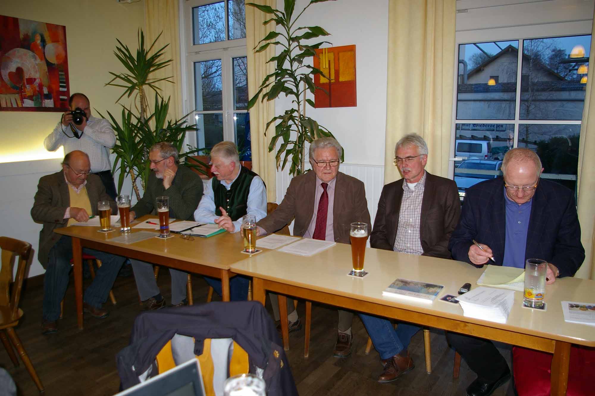 Die Vorstandsmitglieder des Heimatvereins zusammen mit dem Referenten Gerhard Tausche (2. von rechts).