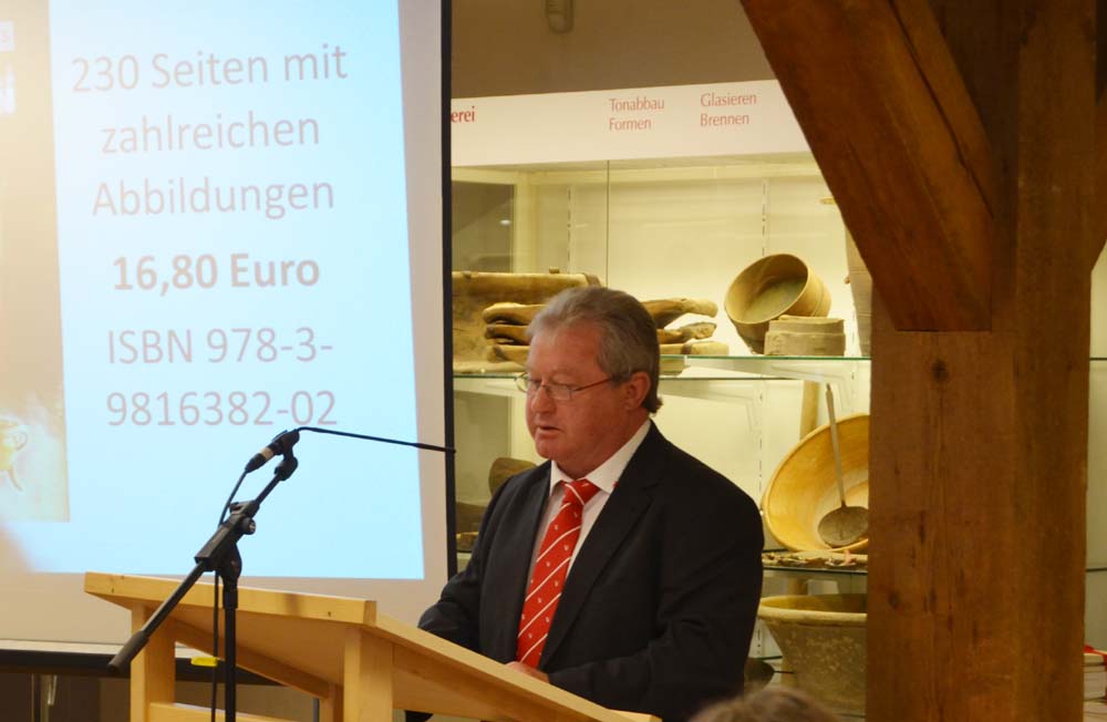 Vilsbiburgs Zweiter Bürgermeister Johann Sarcher stellt sich auf den Standpunkt, die Stadt und das Umland könnten stolz auf die Forschungs- und Sammeltätigkeit im Kröninger Hafnermuseum sein.