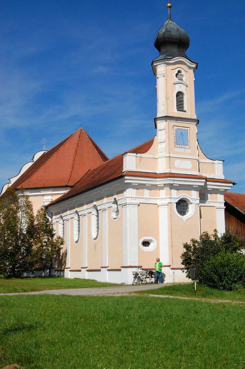 Dreifaltigkeit auf der Öd
Bei der schön gelegenen Wallfahrtskirche kann man deutlich den älteren Teil mit dem Turm (vorne) von der Erweiterung unterscheiden.