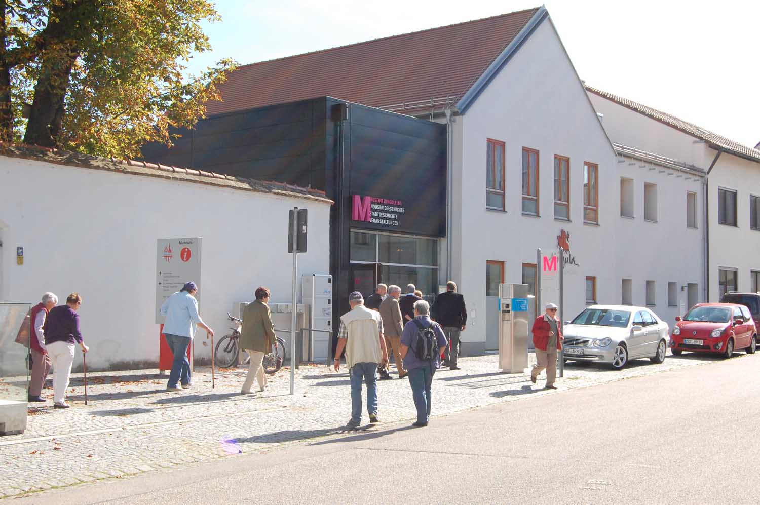Industriemuseum Dingolfing
Direkt neben der historischen Herzogsburg hat die Stadt Dingolfing ein altes Gebäude zu einer modernen Sammlung ausgebaut.
