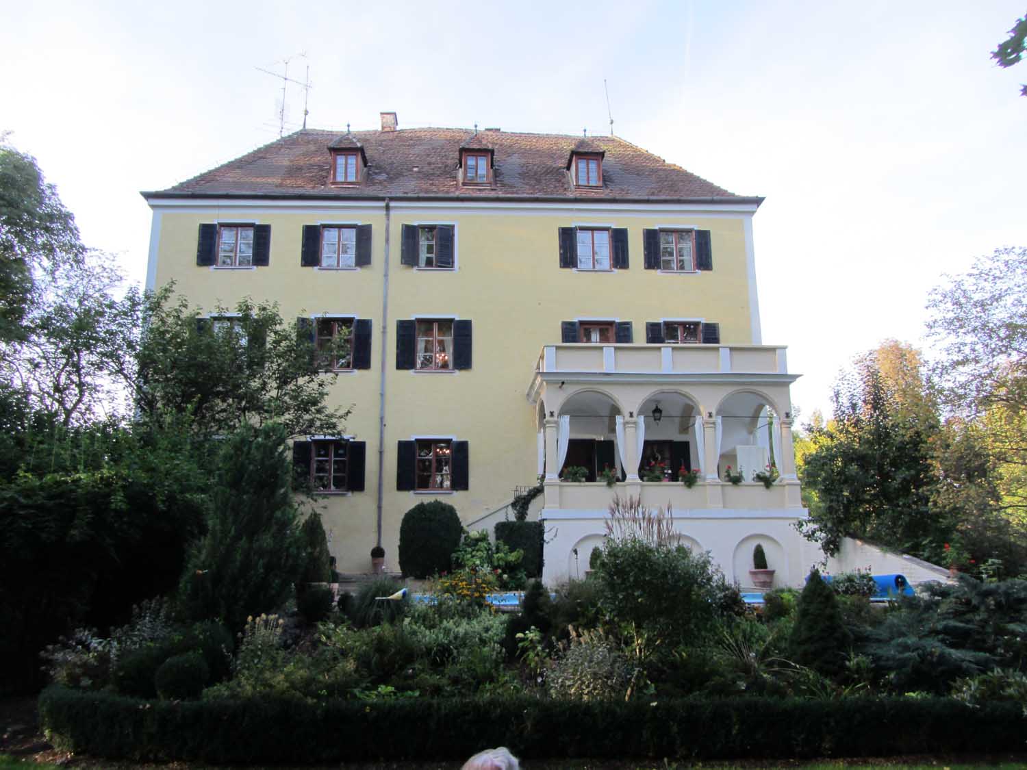 Schloss Peuerbach
Heute präsentiert sich der Palast insbesondere von der Gartenseite im italienischen Stil.