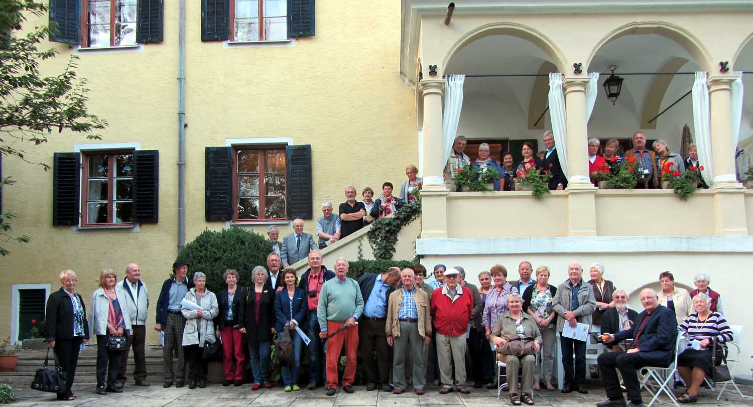 Schloss Peuerbach
Zum Erinnerungsfoto stellen sich die Teilnehmer der Heimatfahrt mit dem Schlossherren auf der Gartenterasse in Position.