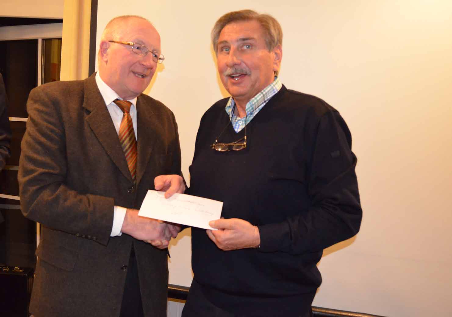 Rainer Zorn überreicht eine Spende des Rotary-Clubs und bedankt sich gleichzeitig für eine eindrucksvolle Führung im Heimatmuseum.