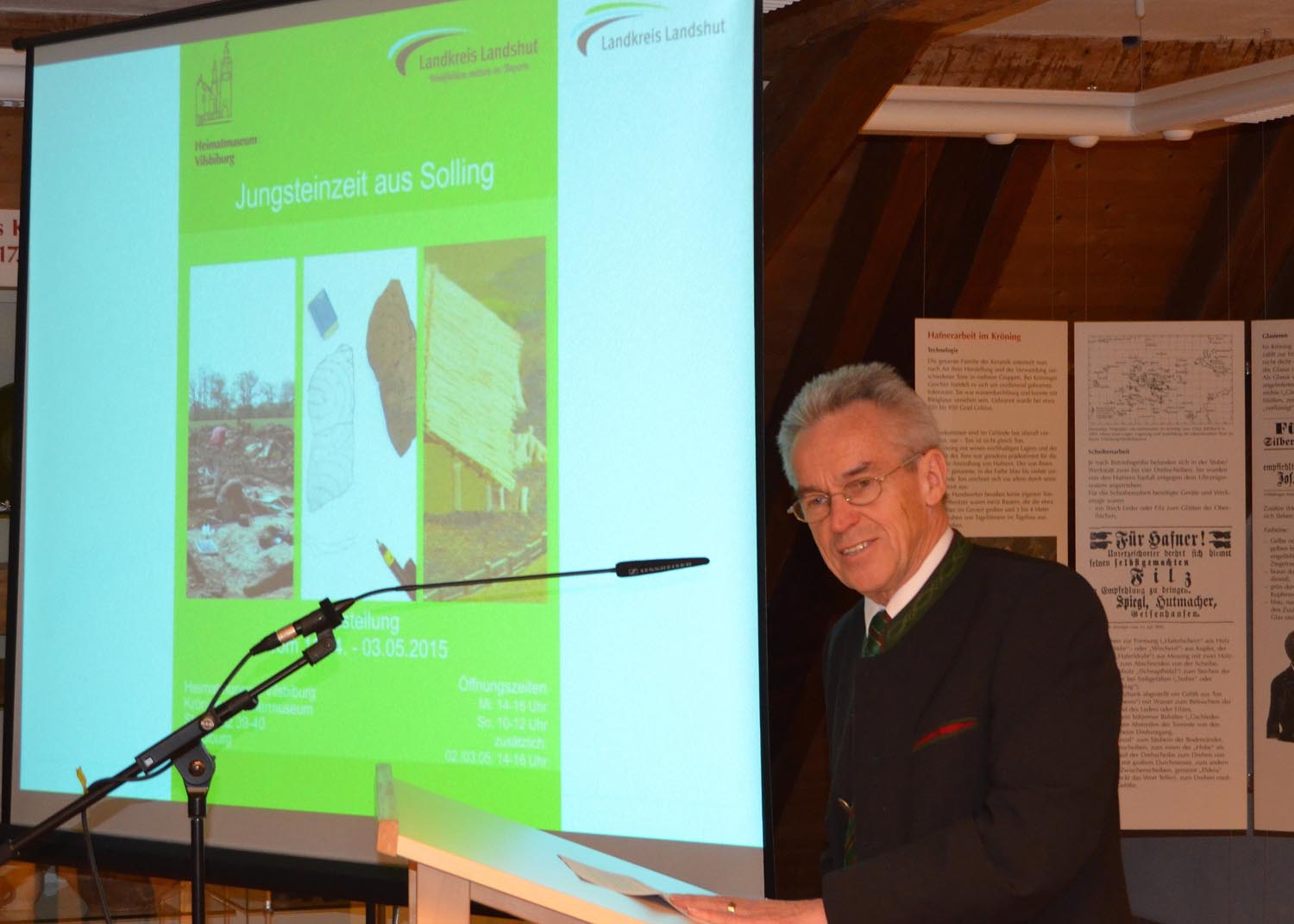 Stellvertretender Landrat Fritz Wittmann,  ehemaliger Bürgermeister der Isartalgemeinde Essenbach, gibt sich als profunder Kenner der Vor- und Frühgeschichte zu erkennen.