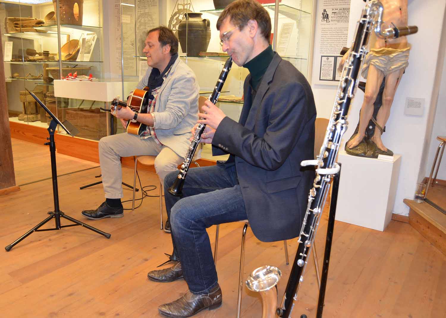 Das Duo Stefan Amannsberger (links) und Richard Köll umrahmt die Buchpräsentation musikalisch.