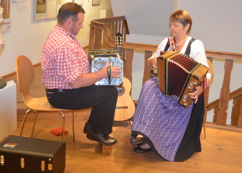 Den passenden musikalischen Rahmen für das Ausstellungsthema liefert die Vilsleitn-Musi aus Bad Birnbach.