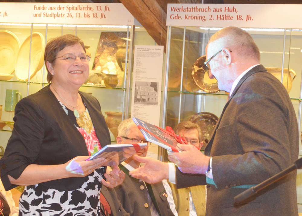 Freude über die zur Ausstellung erschienene Vilsbiburger Museumsschrift Nr. 17 herrscht bei den Ehrengästen.