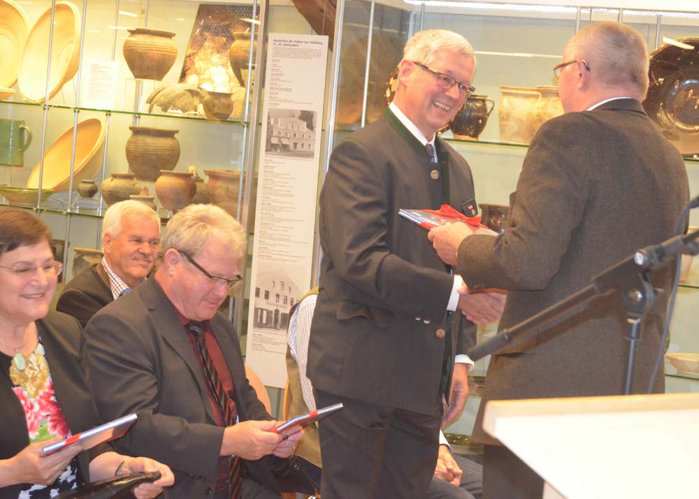Auch Vizepräsident Karl-Heinz Moser nimmt eine Museumsschrift mit ins Rottal.