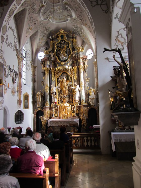 In der Salvatorkirche zu Reisbach prägt der mächtige Barockaltar von Johann Paul Wagner den Raum.