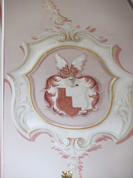 Wallfahrtskirche Thürnthenning
Das Wappen derer von Seiboldsdorff kam durch die Heirat einer Gräfin mit dem Thürnthenninger Schlossherren Franz Xaver von Auer in die Kirche.