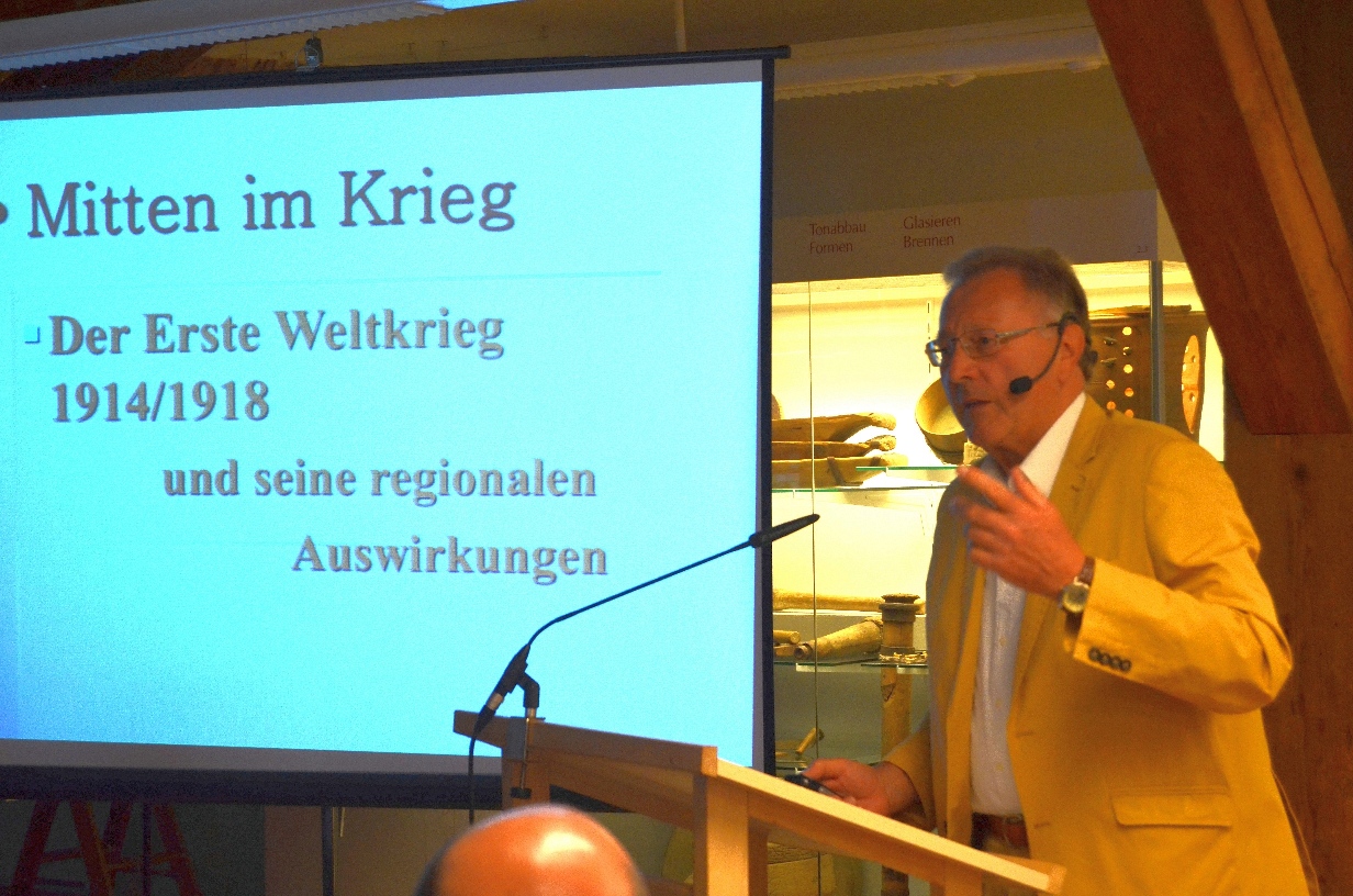 Peter Käser, der Autor der Vilsbiburger Museumsschrift Nr. 18, stellt das umfangreiche Begleitbuch vor.