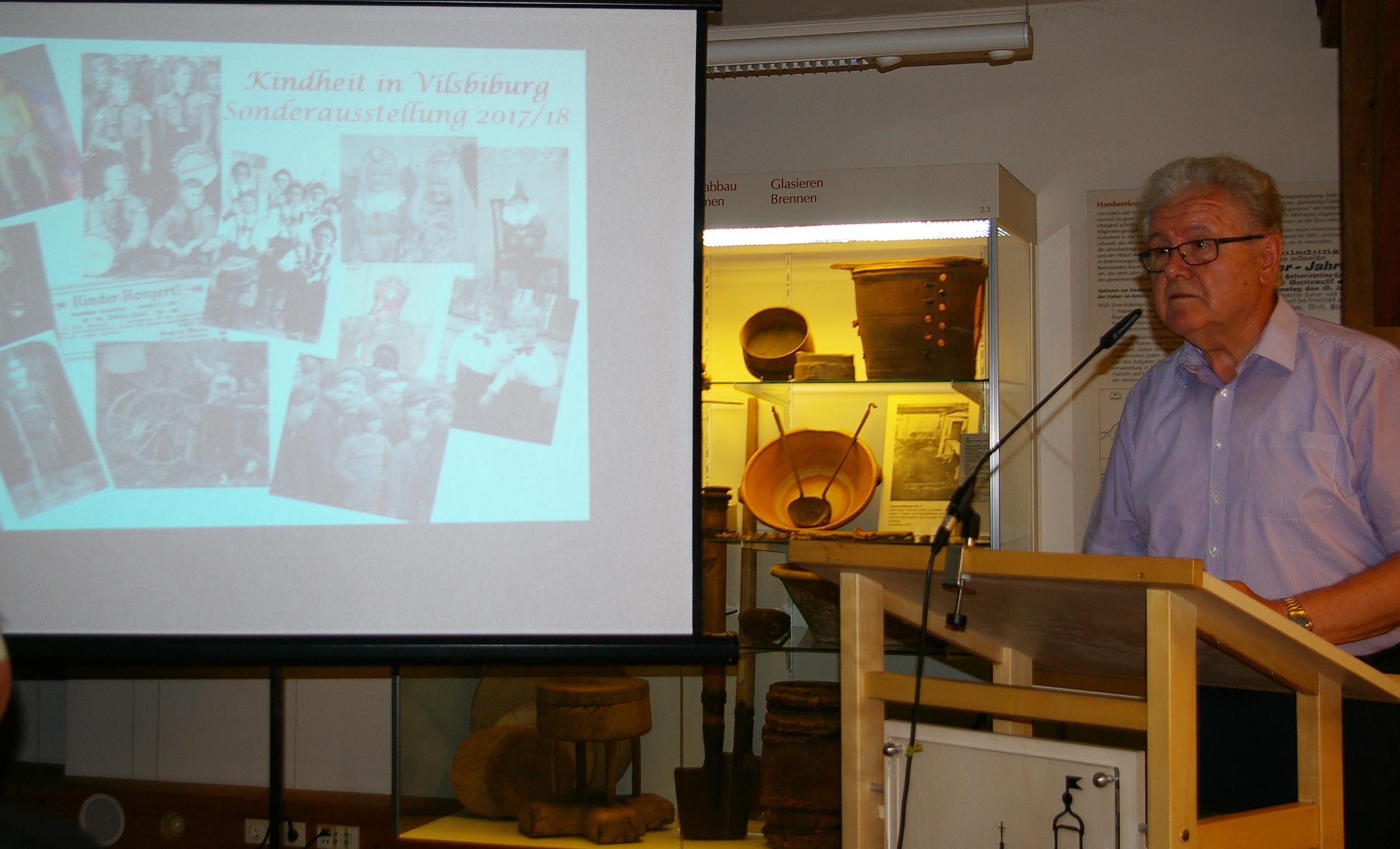 Museumsleiter Lambert Grasmann stellte seine letzte Sonderausstellung und auch die begleitende Museumsschrift vor.