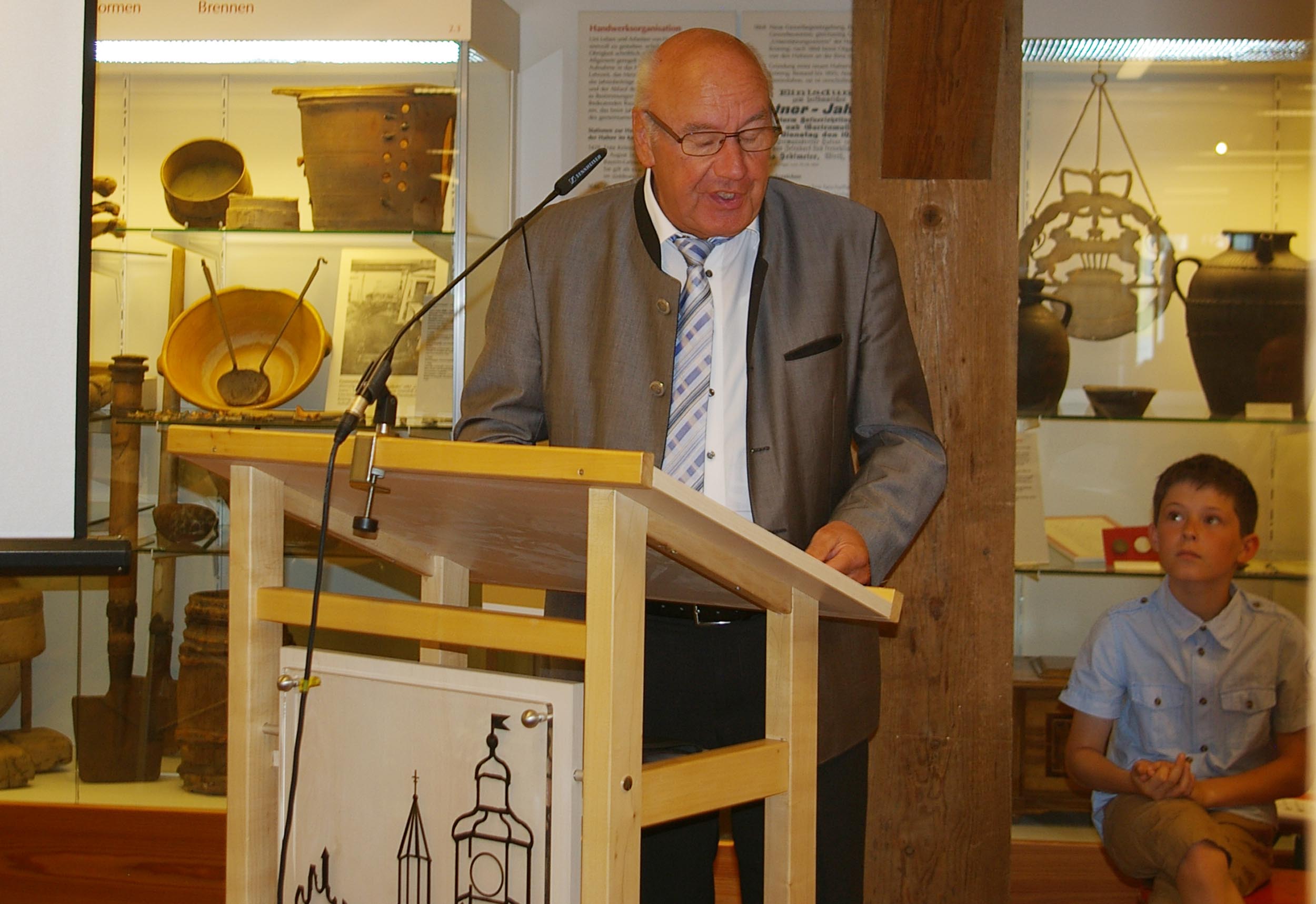 Stellvertretender Landrat Rudi Lehner unterstrich die heimatgeschichtliche Bedeutung des Vilsbiburger Museums für den gesamten Landkreis Landshut.