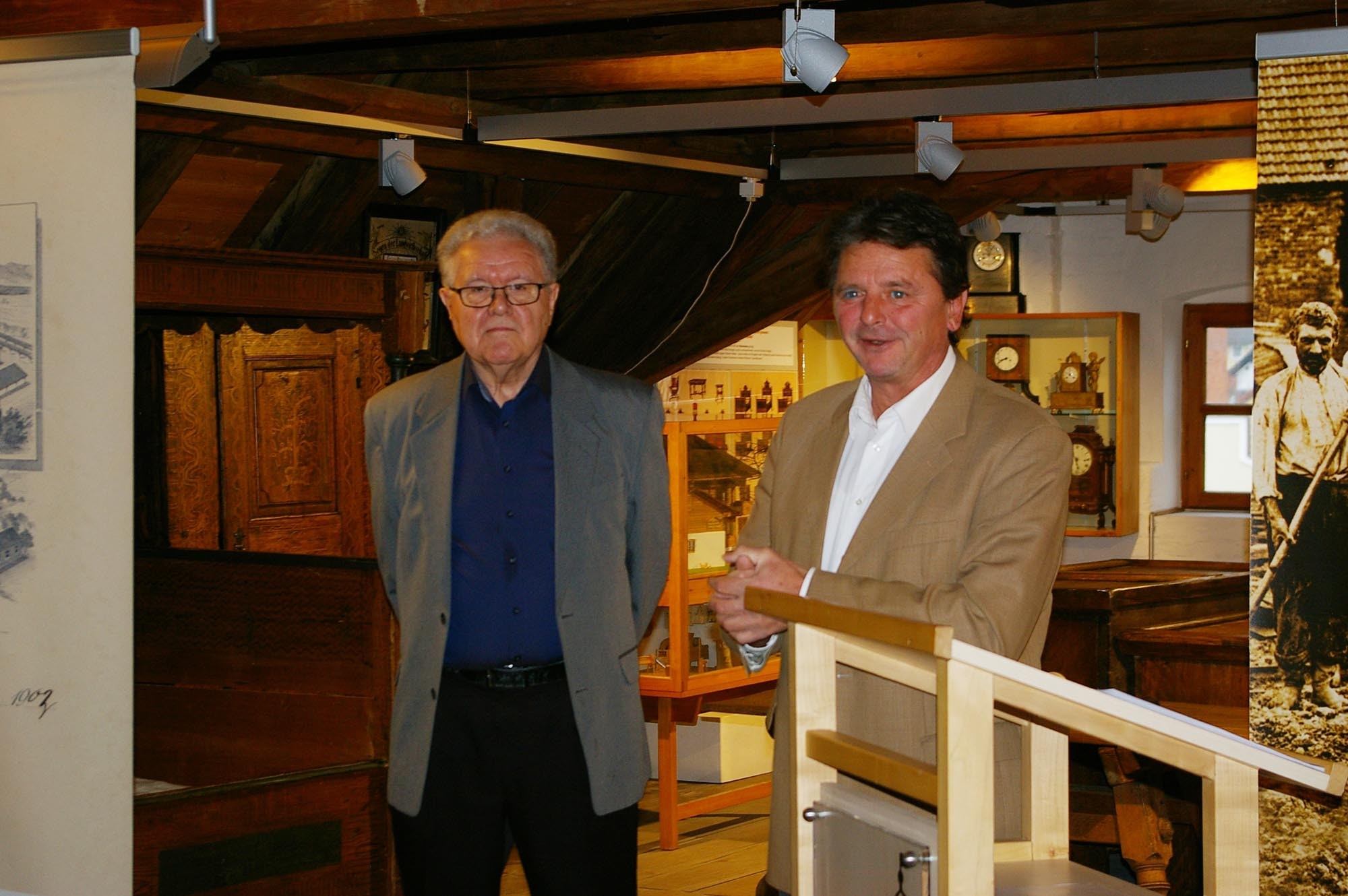 Erster Bürgermeister Helmut Haider (rechts) drückt in einem Grußwort seine Verbundenheit zum Heimatmuseum aus.