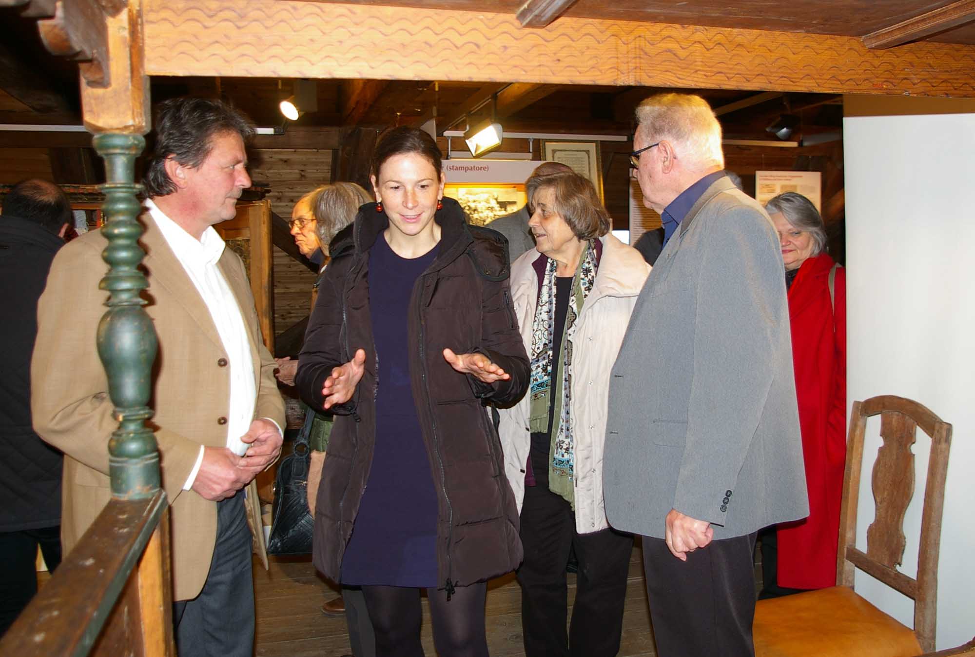 Auch die künftige Museumsleiterin Annika Janßen, hier mit Bürgermeister Haider (links) und Lambert Grasmann, war zur Ausstellungseröffnung gekommen.