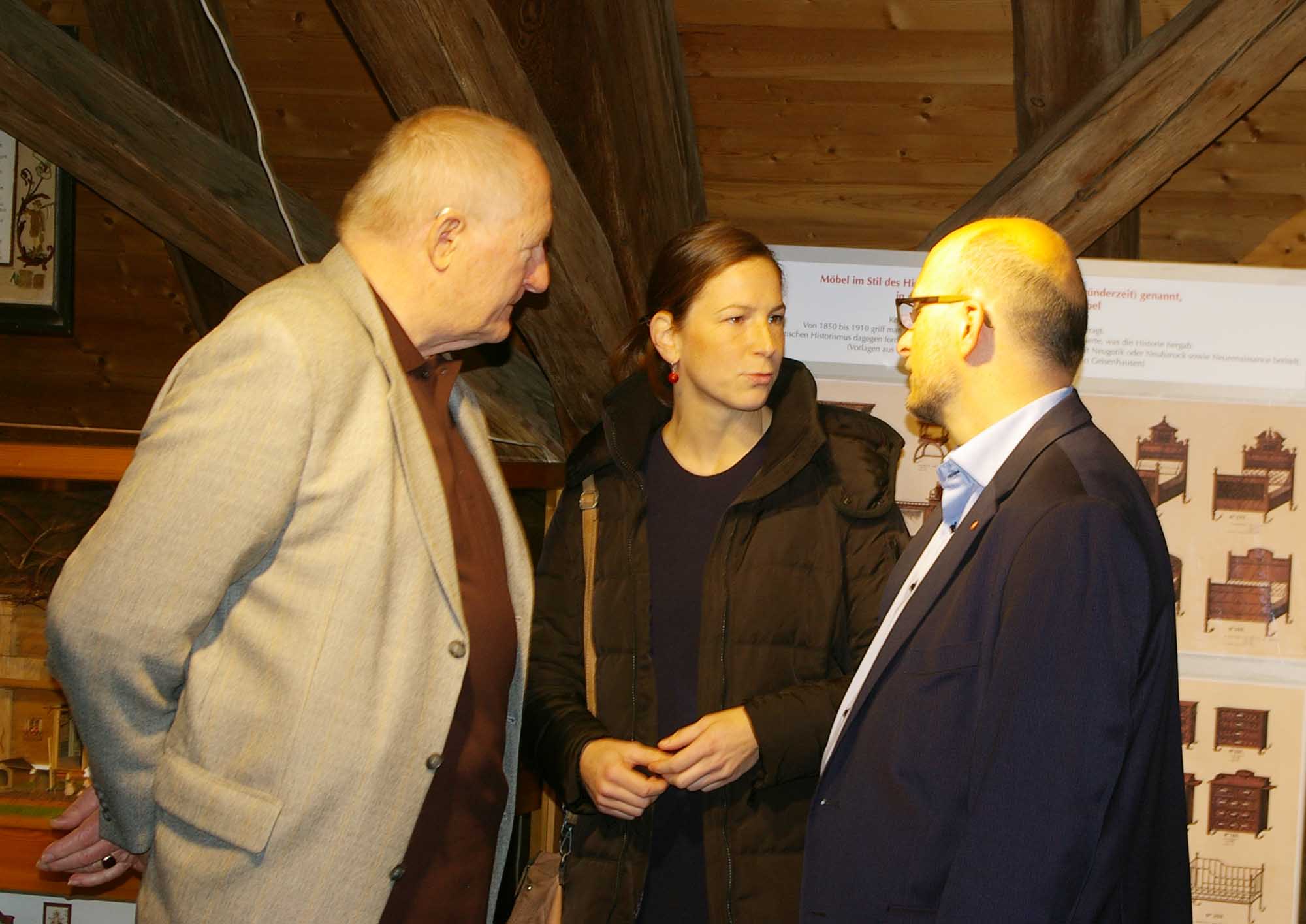 Ein Foto, das für den Wandel im Heimatverein steht: Der designierte Vorsitzende Stephan Priller (rechts) im Gespräch mit der künftigen Museumsleiterin und dem bisherigen Vereinsvorstand.