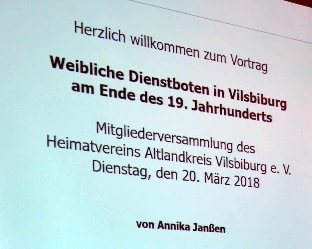 Ihre Visitenkarte als Volkskundlerin gibt die neue Museumsleiterin Annika Janßen M.A. mit einem interessanten Vortrag aus der Geschichte des Vilsbiburger Landes ab.
