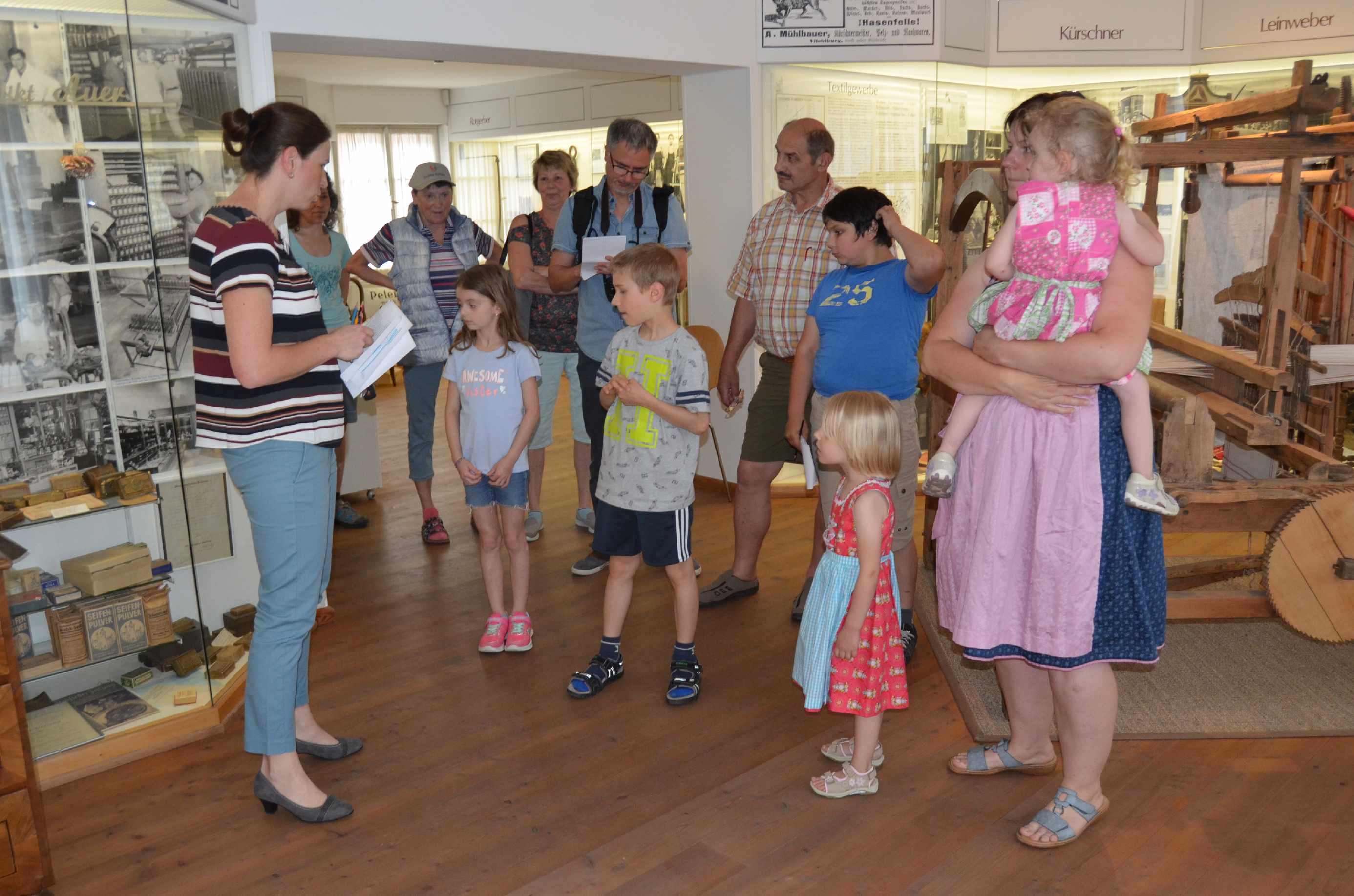 Museumsleiterin Annika Janßen begrüßt eine Gruppe der kleinen und großen Besucher.
