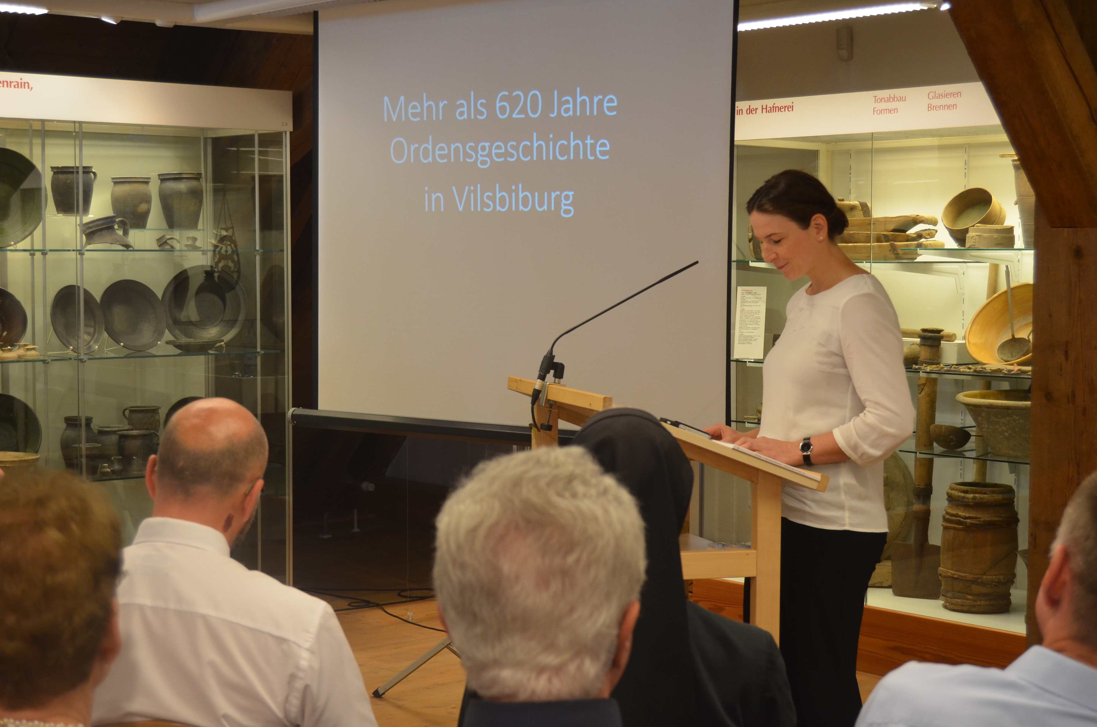 Museumsleiterin Annika Janßen stellte das Ausstellungskonzept und das Begleitbuch (Band 20 der Reihe ?Vilsbiburger Museumsschriften?) vor