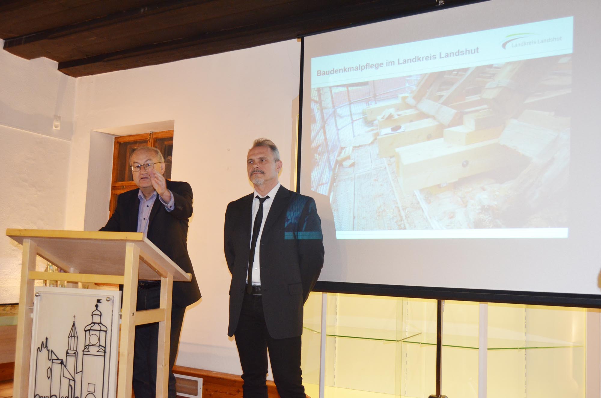 Fritz Lingott, stellvertretende Vorsitzender des Heimatvereins  (links) eröffnet die Sonderausstellung "Baudenkmalpflege in Landkreis Landshut".