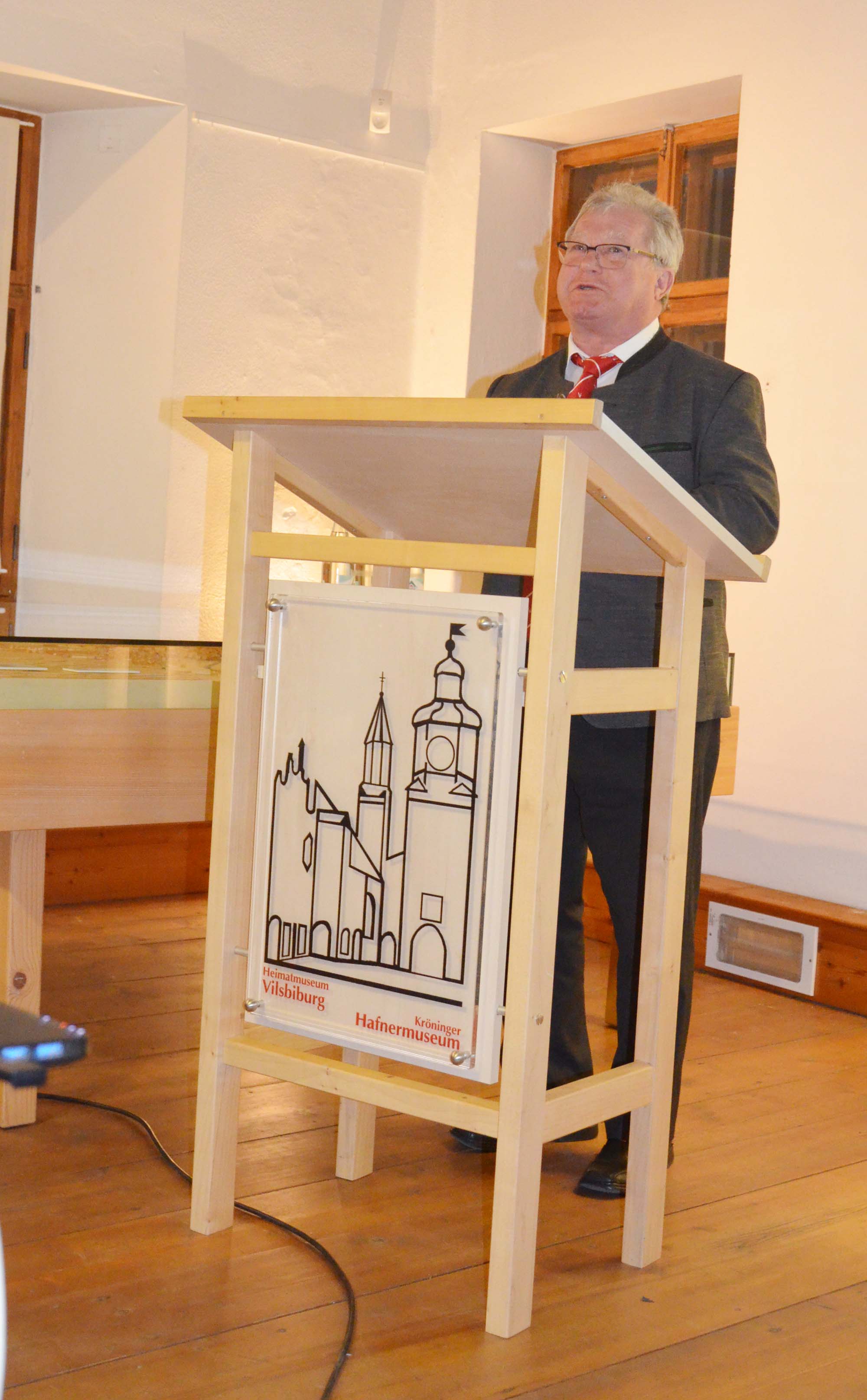 Zweiter Bürgermeister Johann Sarcher unterstreicht in seinem Grußwort die Bedeutung der Baudenkmalpflege für eine historische Stadt wie Vilsbiburg.