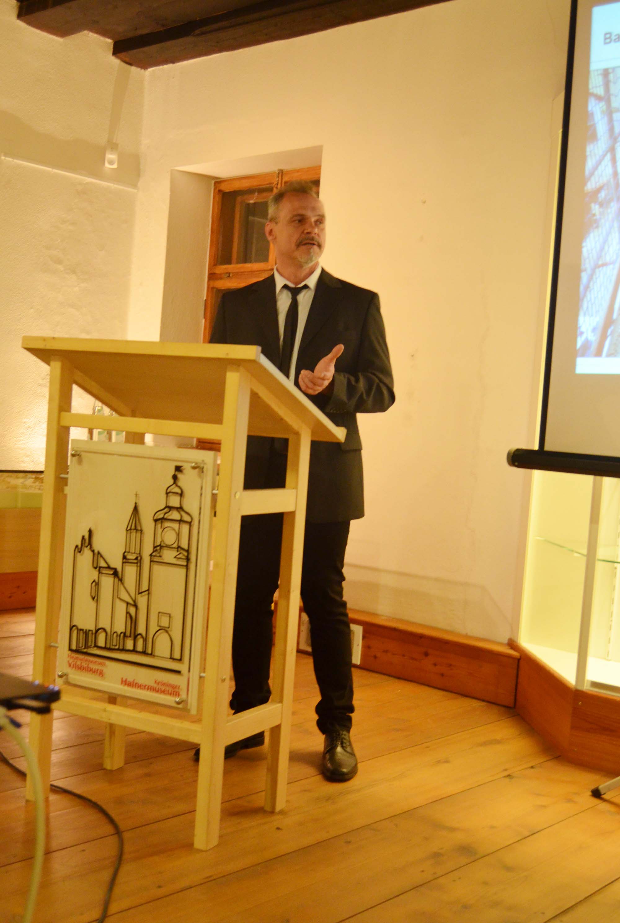 Dipl-Ing. Andreas Valenta von der Unteren Denkmalschutzbehörde (Landratsamt Landshut) erläutert die verschiedenen Ausstellungstafeln.
