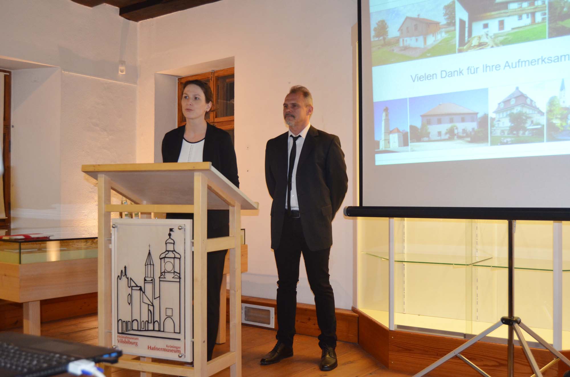 Museumsleiterin Annika Janßen bedankt sich bei Andreas Valenta für seine interessanten Ausführungen.