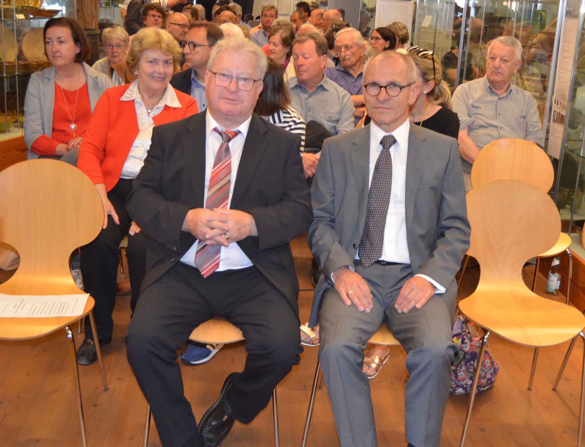 Zweiter Bürgermeister Johann Sarcher und Dr. Martin Ortmeier, Leiter der Freilichtmuseen Massing und Finsterau
