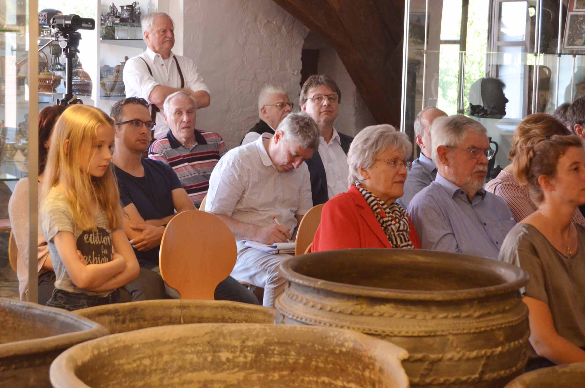 Der Redakteur der Vilsbiburger Zeitung, Georg Soller (Bildmitte) und Mitglieder des Heimatvereins lauschten dem Festvortrag ebenso gespannt wie die neue Museumsberaterin des Bezirks Niederbayern, Cindy Drexl (rechts am Bildrand).