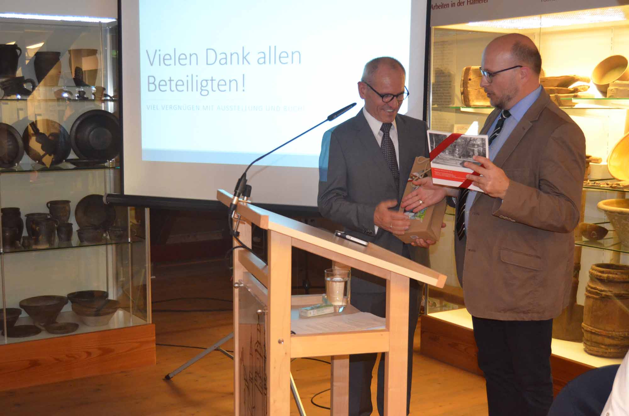 Die erste Museumsschrift erhielt als Dank für seinen spannenden Vortrag, Dr. Martin Ortmeier.