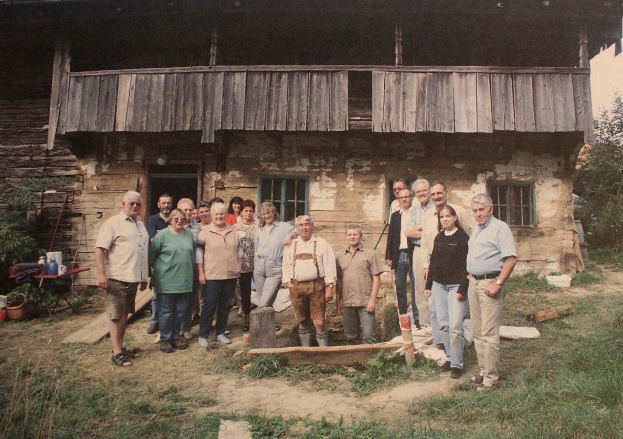 - -Grabungsteam eins in Kleinbettenrain, mit Dr. Bernd Engelhardt und Dr. Martin Ortmaier, 2003. Auf dem Bild fehlen Peter Barteit, Hans Stigler und Günter Knaus. 