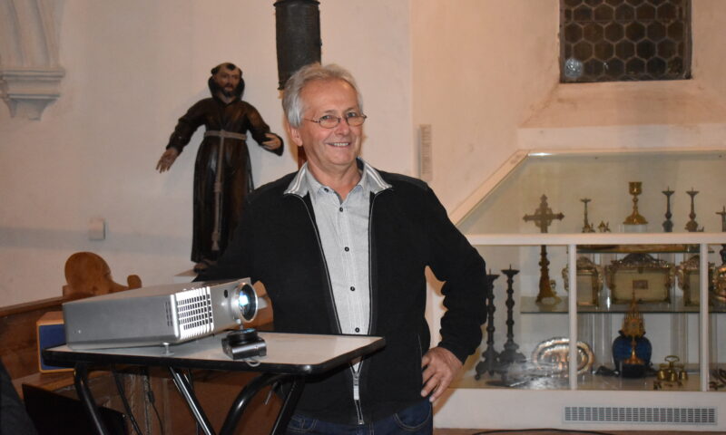 Hans Hillinger führt Filmfetzerl in der Spitalkirche vor