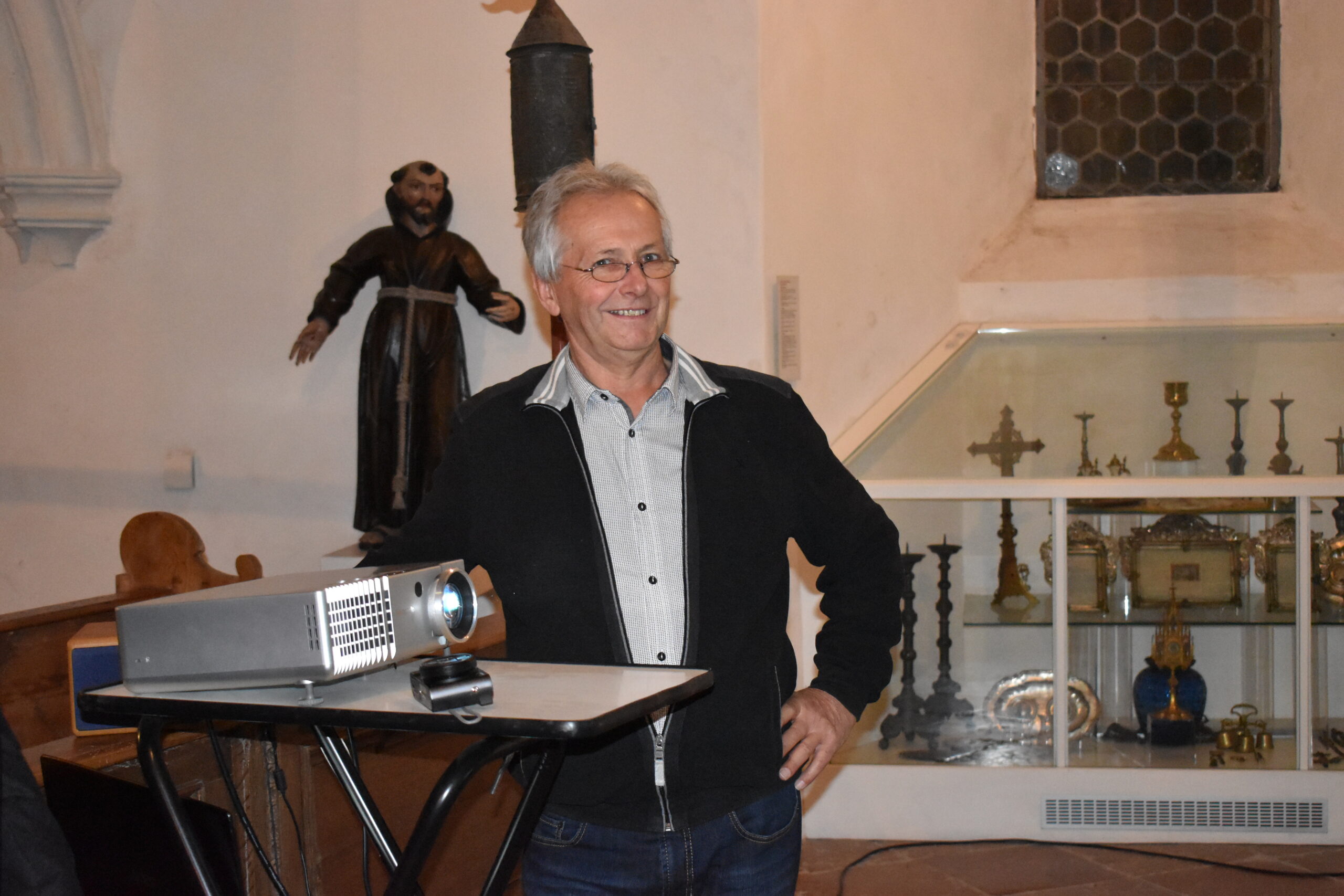 Hans Hillinger führt Filmfetzerl in der Spitalkirche vor